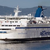 Le traversier Spirit of Vancouver Island vogue sur l'eau.