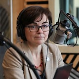 وزيرة الهجرة والفرنَسَة والاندماج في حكومة كيبيك، كريستين فريشيت، خلال مقابلة إذاعية في أحد استديوهات راديو كندا.