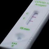 Un test positif de dépistage rapide de la COVID-19