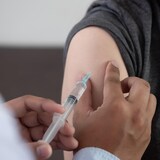 Une personne se fait vacciner.