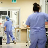 Un infirmier et une infirmière au travail dans un hôpital.