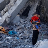 Deux enfants dans des ruines à Gaza. 