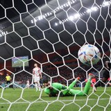 هدف الكندي ألفونسو دايفيس يهزّ الشباك الكرواتية أمس بعد 68 ثانية من بدء المباراة، ويبدو حارس المرمى الكرواتي منبطحاً أرضاً.