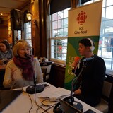 La présidente d'honneur du festival Cinoche de Baie-Comeau, Micheline Lanctôt, en entrevue avec Bis Petitpas au Grand Hôtel de Baie-Comeau.