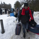 طالبو لجوء يدخلون إلى كندا بشكل غير نظامي عبر طريق روكسهام في 9 شباط (فبراير) 2023.