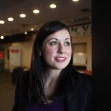 Un portrait de Natalie Duhamel avec un sourire aux levres.