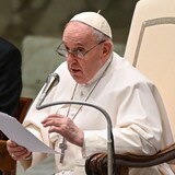 البابا فرنسيس يقرأ اليوم أمام وفود سكان كندا الأصليين في الفاتيكان خطاباً تضمّن اعتذاره باسم الكنيسة الكاثوليكية. 