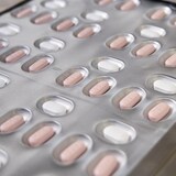 Gros plan sur des pilules Paxlovid de Pfizer dans un emballage métallique. 