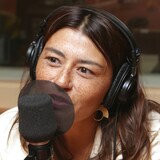 Portrait d'Elisapie devant un micro de radio.