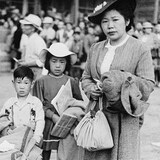Una familia japonesa-canadiense de la Columbia Británica es forzada por el gobierno de Canadá a trasladarse a un campo de internamiento en 1942. 