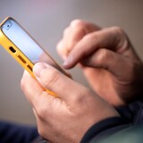 Una persona utiliza un teléfono celular.