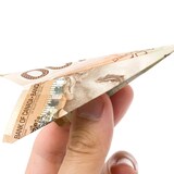 Un avión de papel hecho con un billete de 100 dólares.