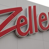 Logo ng Zellers sa gusali. 