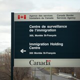 Une affiche indique le centre à Laval.