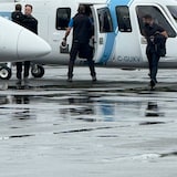 Elon Musk, à gauche, sur le tarmac de Bella Bella, en Colombie-Britannique, le lundi 18 août 2025.