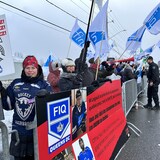 Une trentaine d'employés syndiqués affiliés à la FIQ manifestent. 