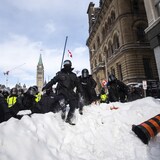 La policía avanza entre la nieve.