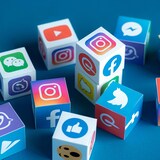 Varios cubos pequeños con los logotipos de distintas plataformas de redes sociales.