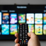 Une télécommande et un téléviseur intelligent. 