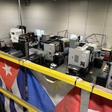 De la machinerie et des drapeaux.