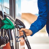 ارتفع سعر البنزين بنسبة 6,1% على أساس سنوي الشهر الماضي، والصورة ليد رجل تمسك بخرطوم البنزين في محطة وقود.