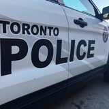 ’’شرطة تورونتو‘‘ مكتوبة بالإنكليزية على بابيْ سيارة.