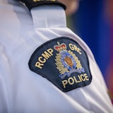 Un gros plan de l'écusson de police du sous-commissaire Dwayne McDonald à Surrey, en Colombie-Britannique, le vendredi 28 avril 2023.