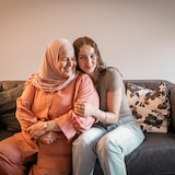 Deux femmes assises sur un sofa.