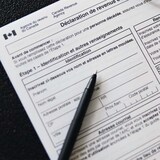 Un stylo déposé sur un formulaire imprimé de déclaration de revenus de l'Agence du revenu du Canada.