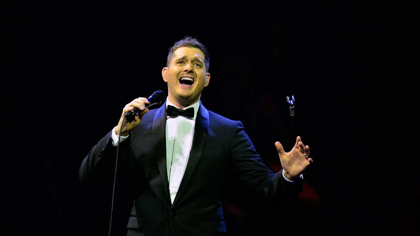 Michael Bublé chante sur scène.