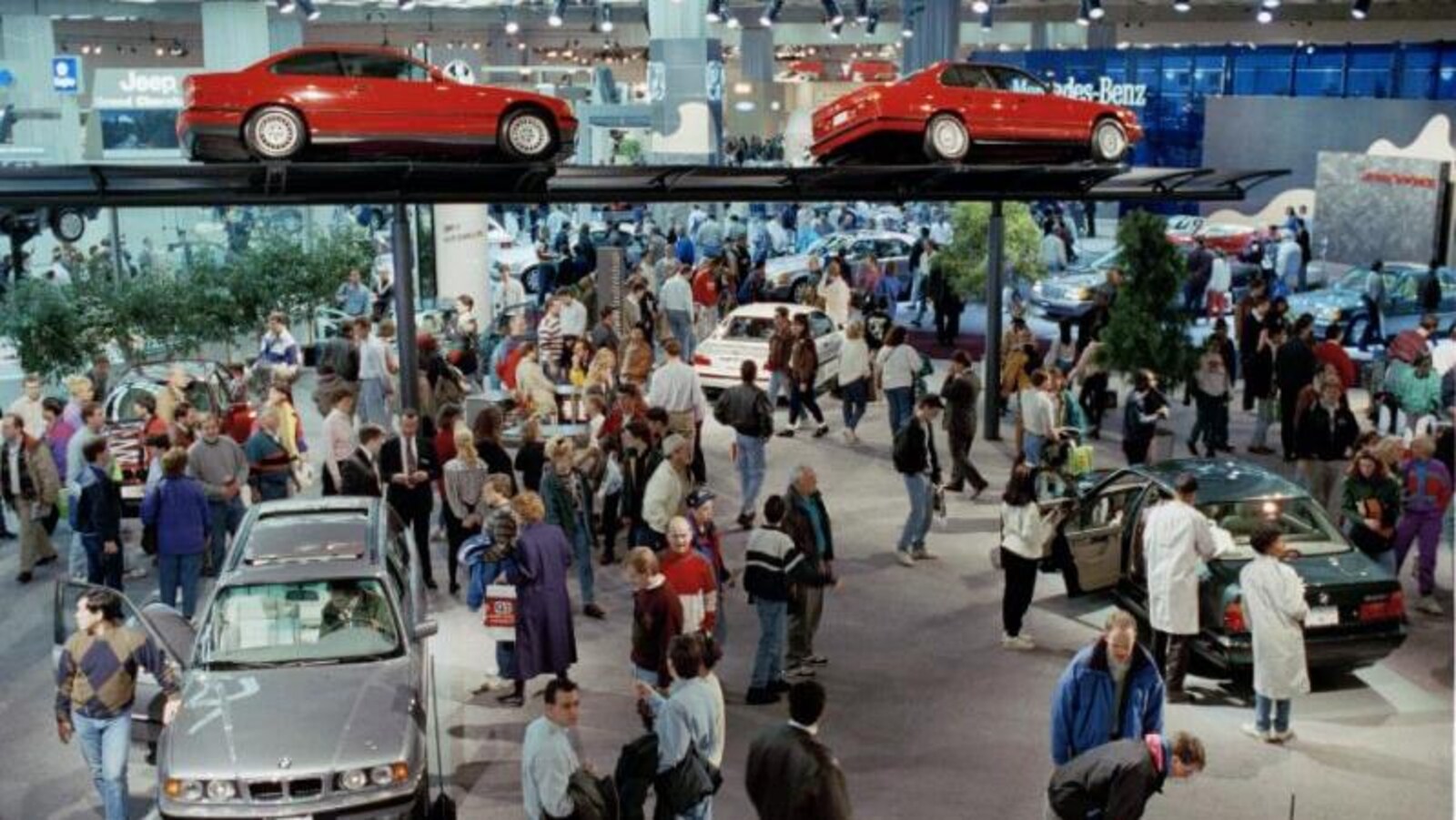 Une centaine de personnes qui regardent des autos de marque BMW au Salon de l'auto de Détroit