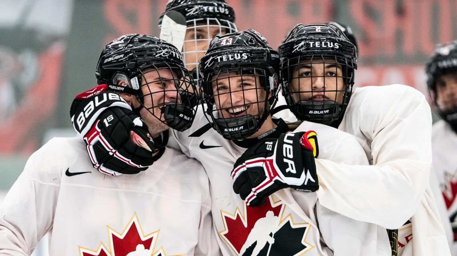 Jakob Pelletier (au centre) s'est taillé au poste au sein de l'équipe canadienne au terme du camp de sélection de cinq jours qui s'est déroulé à Calgary