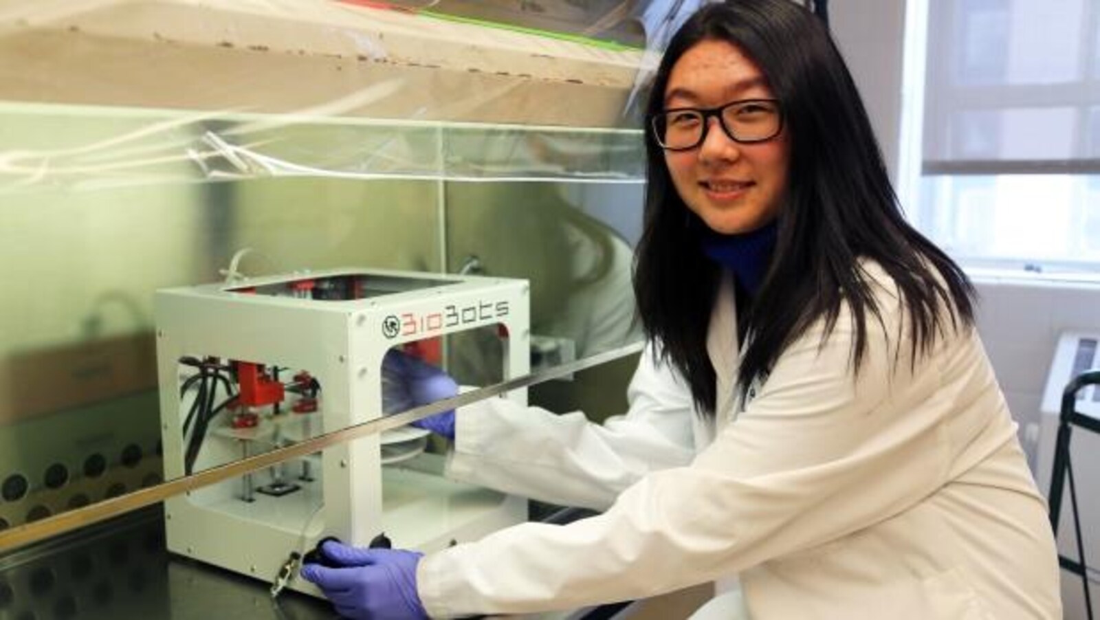 Jody Mou avec le dispositif qu'elle a conçu pour imprimer des modèles de tumeur en 3D.