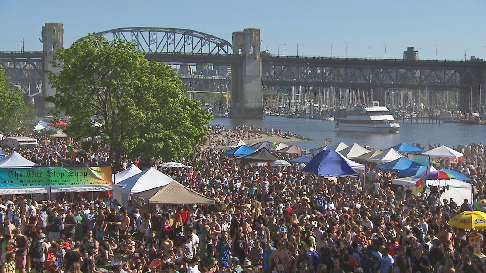 Le 4/20 à Sunset Beach à Vancouver en 2016 avait attiré une foule importante.