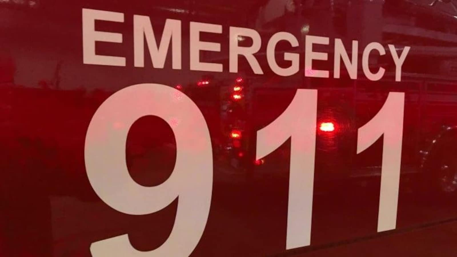 un panneau rouge sur lequel est inscrit en anglais: 911 urgences.