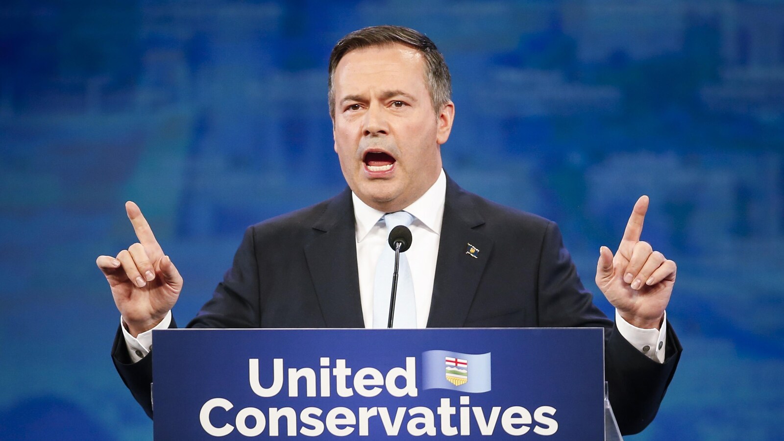 Le chef du Parti conservateur uni Jason Kenney à la tribune le soir de sa victoire aux élections du 16 avril 2019.