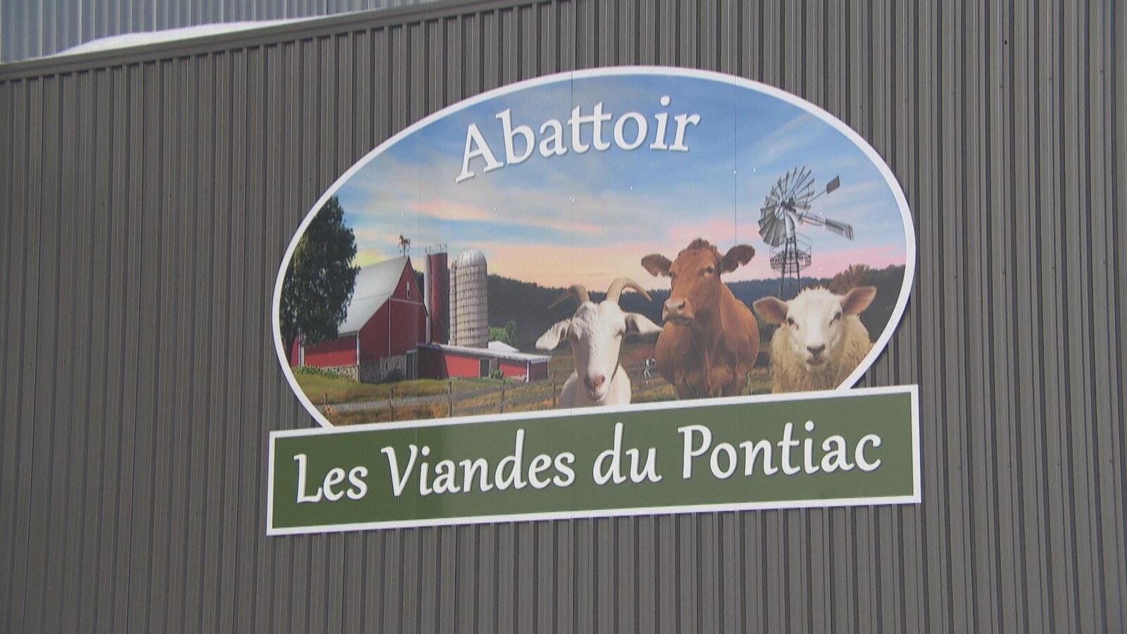Le logo de l'entreprise figure sur un édifice.