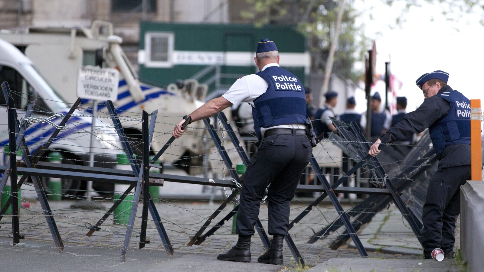 Des policiers placent des barricades devant le palais de juste de Bruxelles.