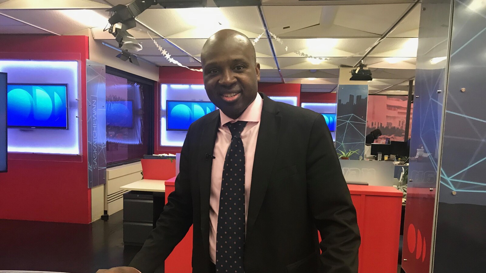 Abdoulaye Yoh sur le plateau de télévision de Radio-Canada à Regina.