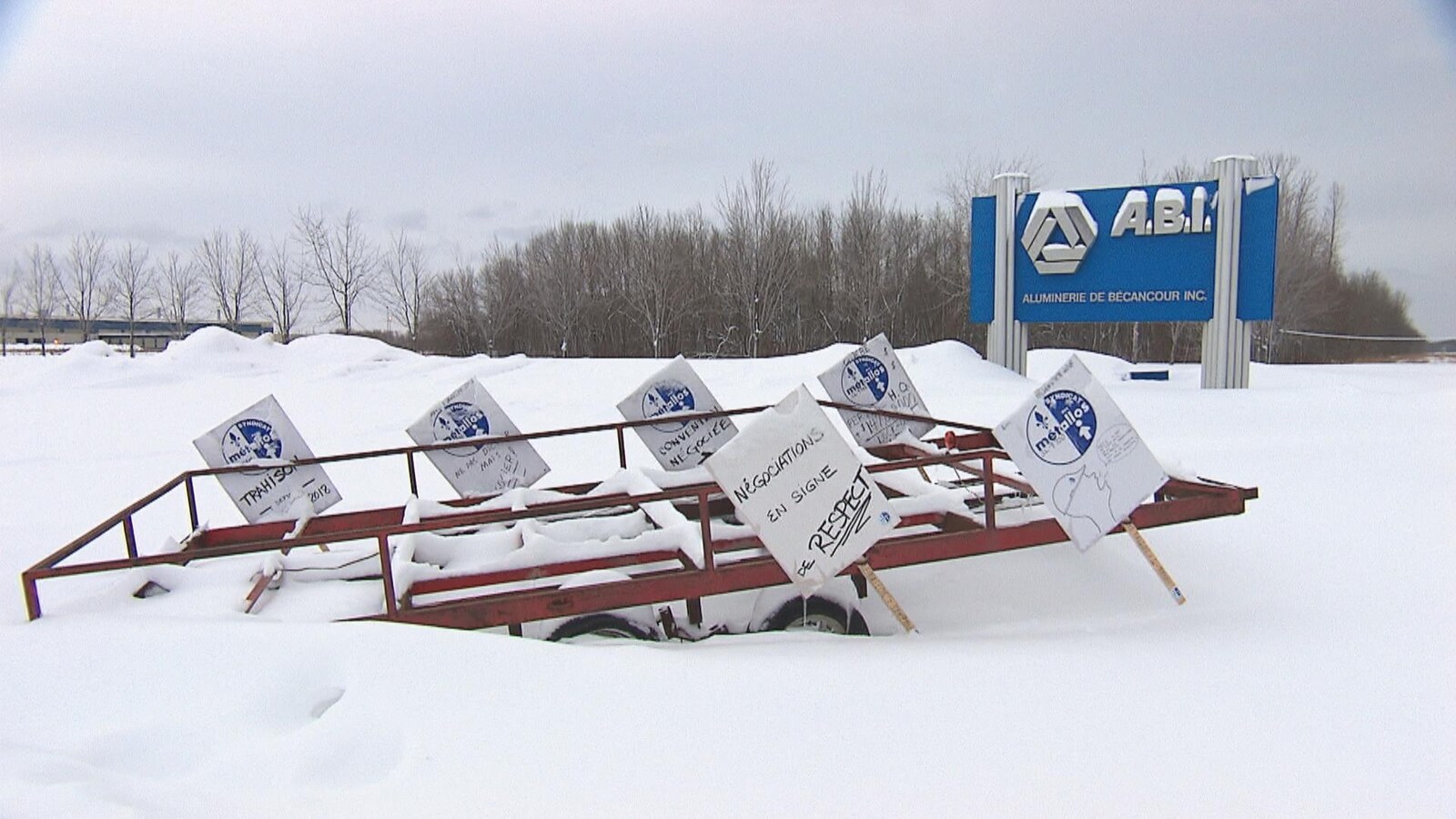Pancarte extérieure de l'ABI l'hiver avec des pancartes syndicales en avant
