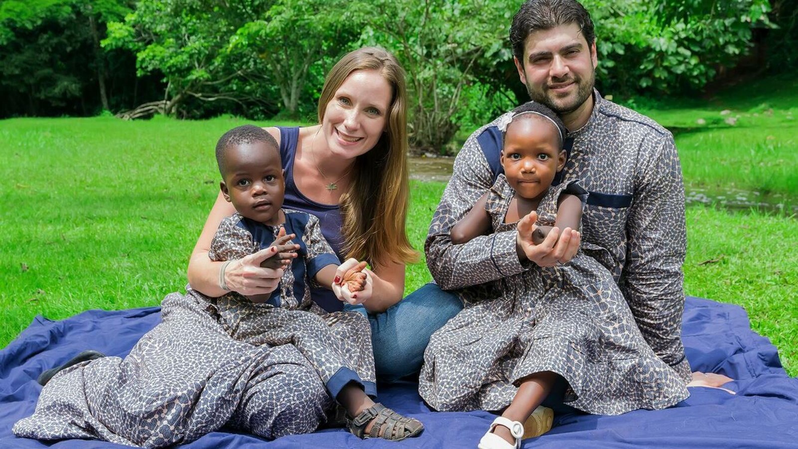Une femme et un homme en compagnie de deux enfants.