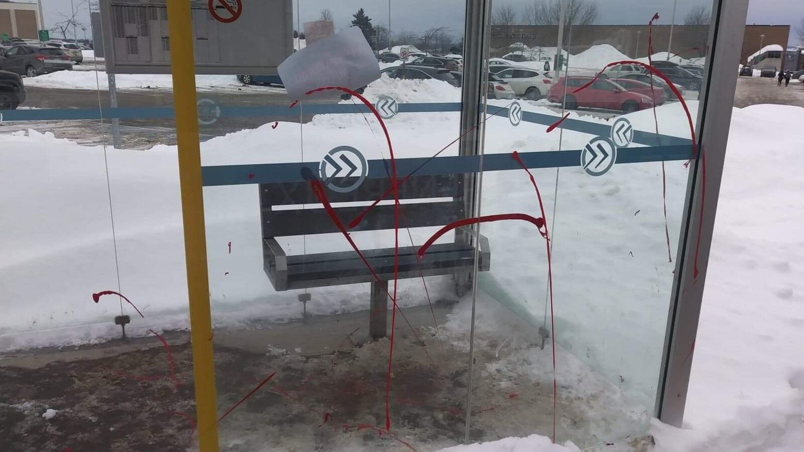 Un abribus est aspergé de peinture rouge.