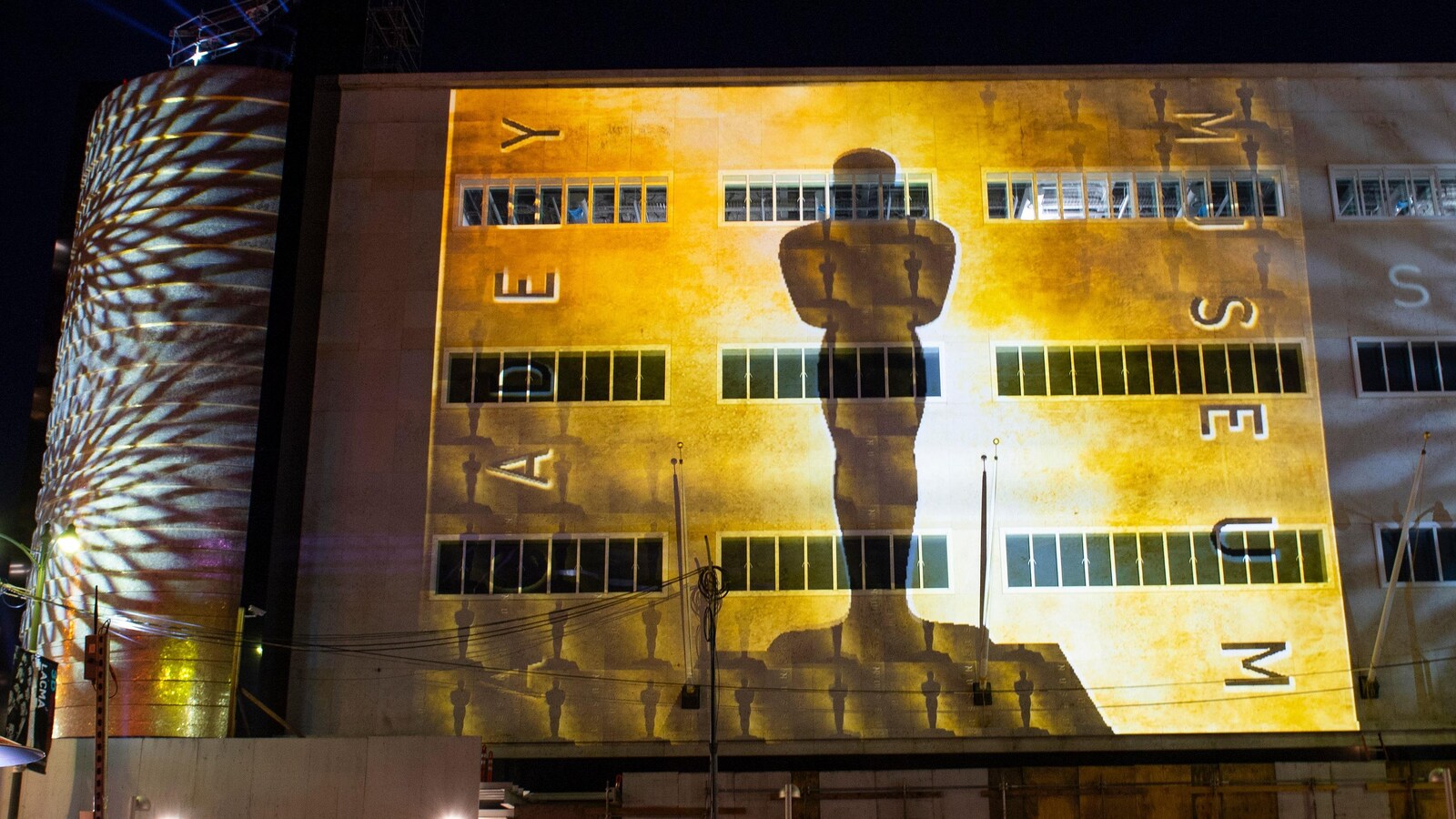 De nuit, on voit l'ombre d'une statuette géante d'un oscar.