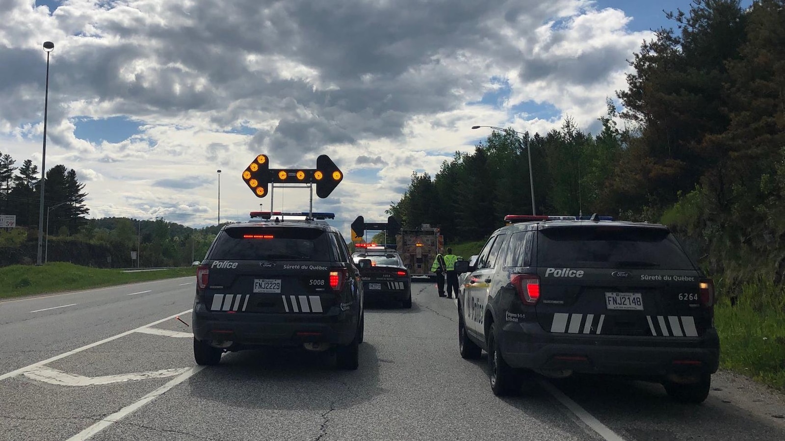 Des voitures de police sécurisent le lieu d'un accident sur l'autoroute.