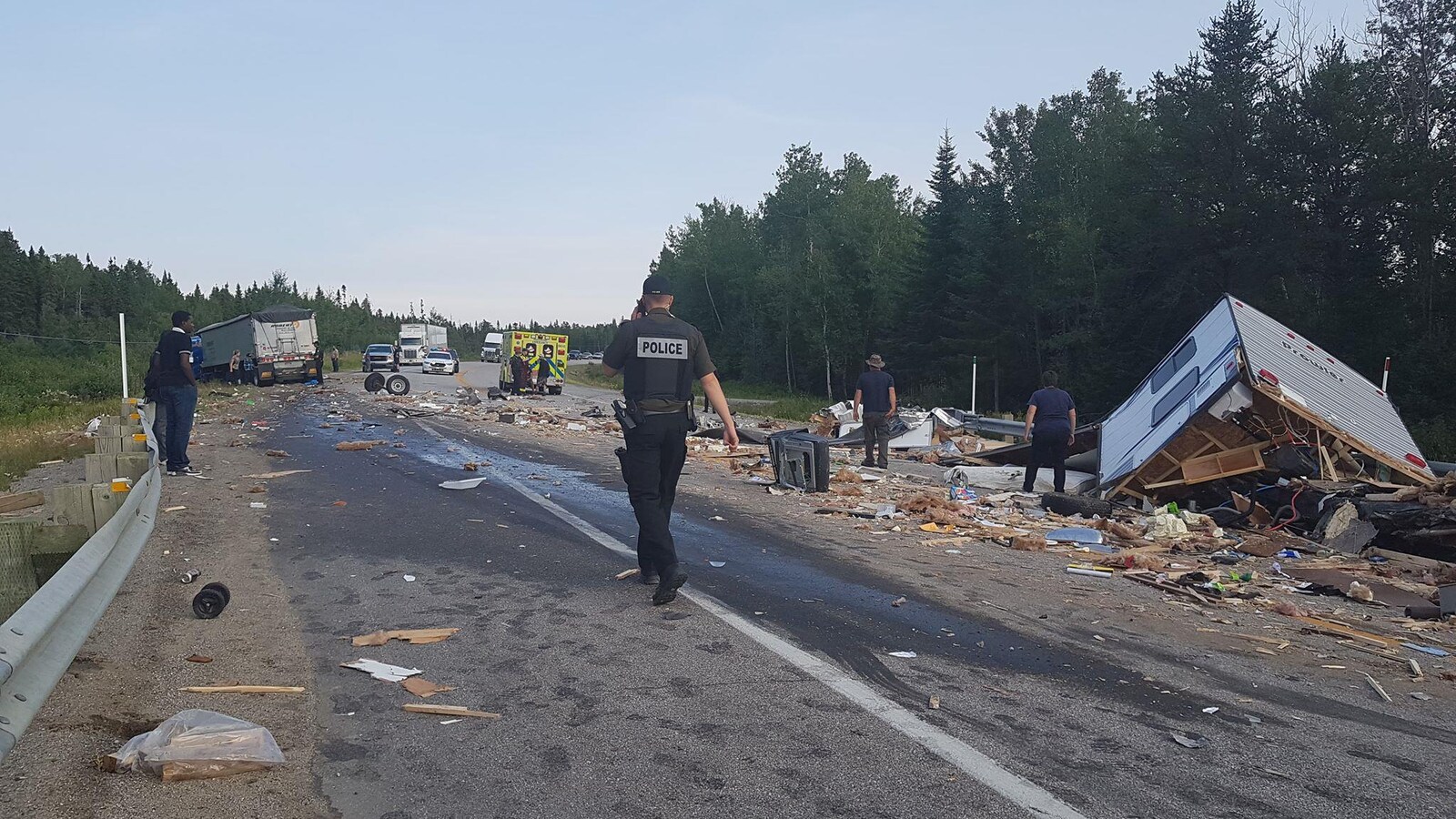 Une quantité impressionnante de débris jonchait la chaussée après un accident qui a fait deux blessés mineurs dans la réserve faunique La Vérendrye.