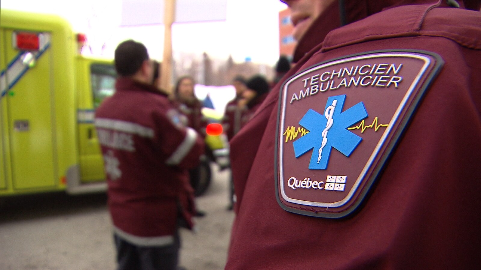 Des ambulanciers au travail.