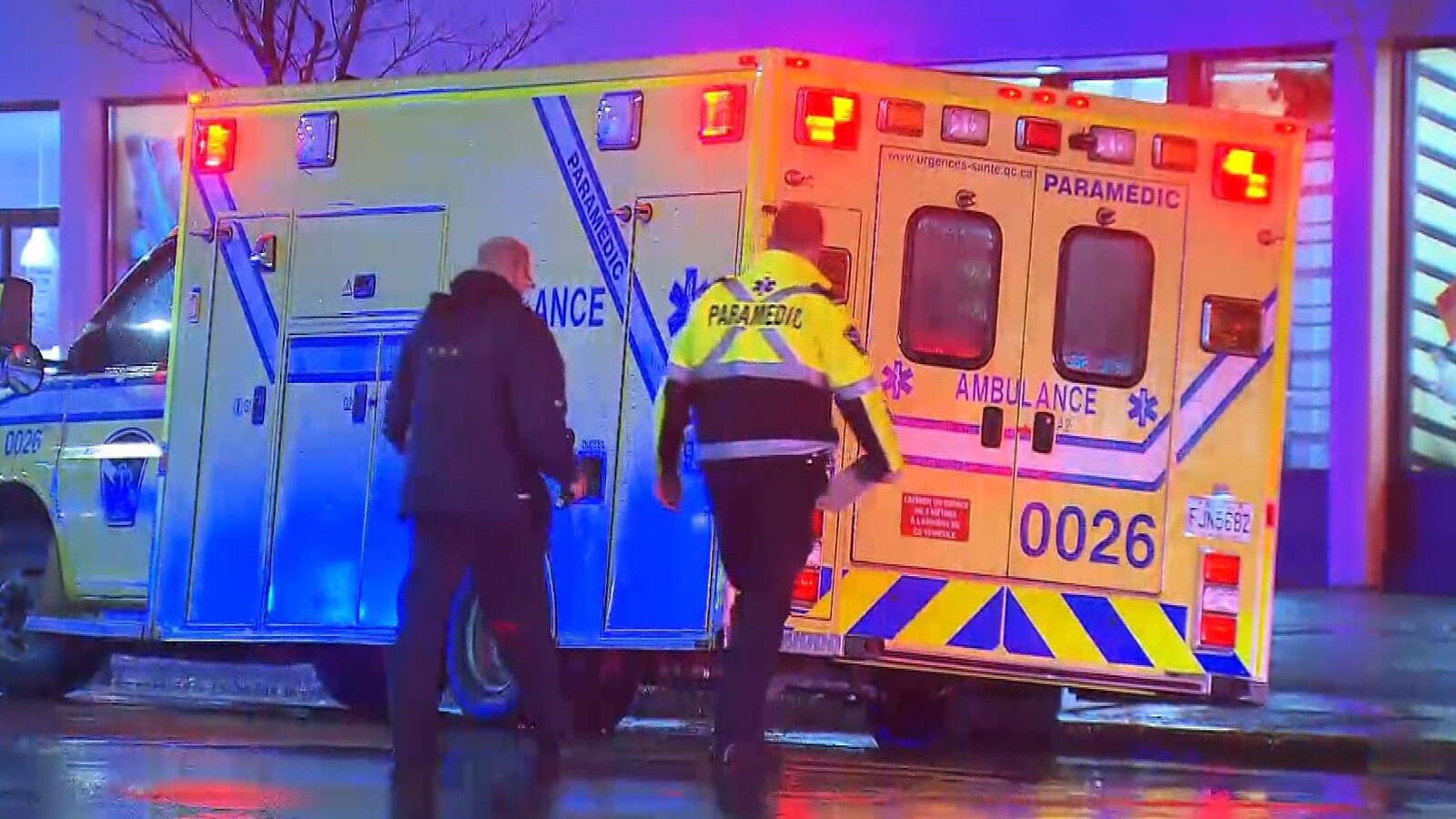 Une ambulance aux gyrophares allumés