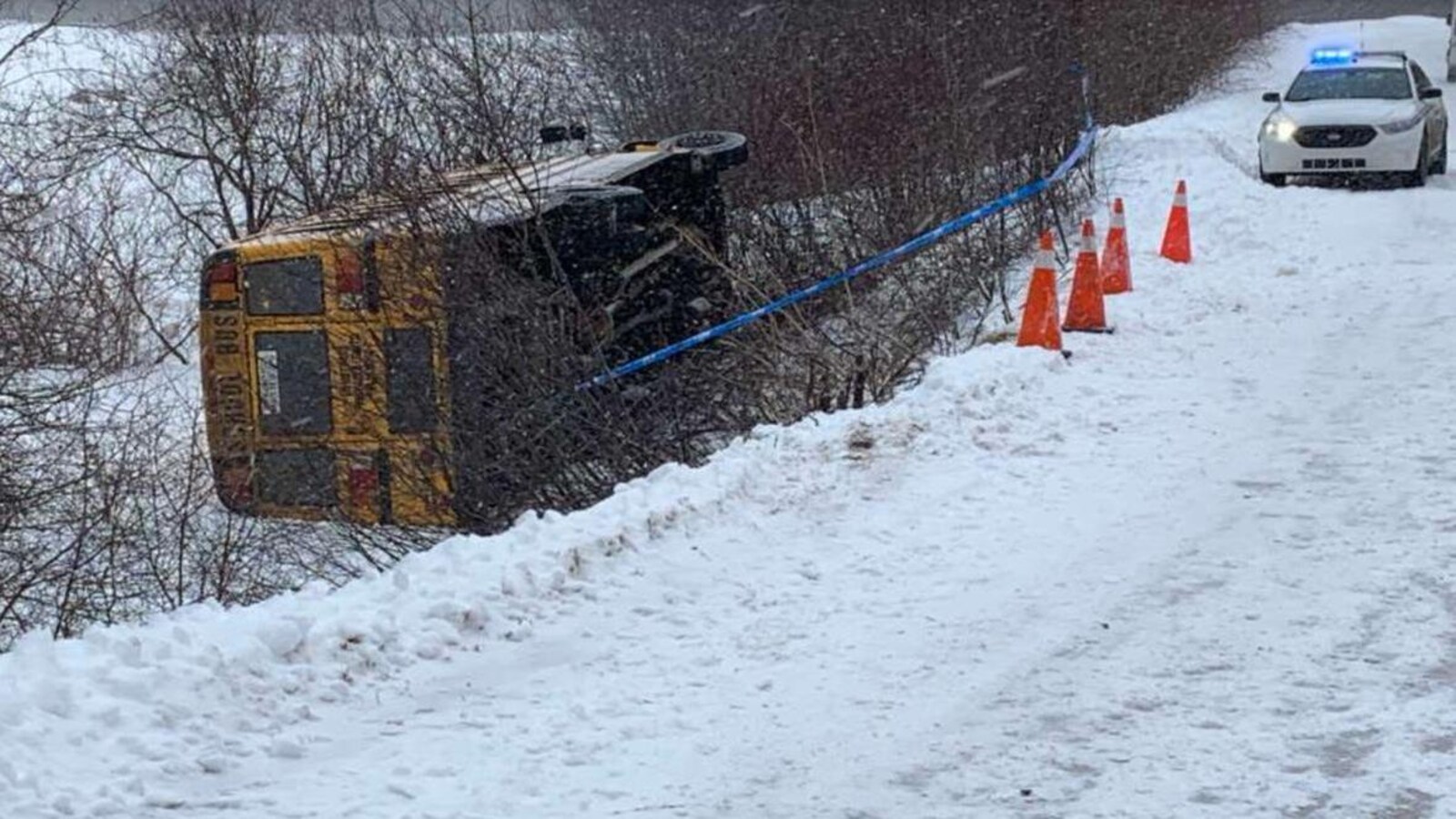 L'autobus scolaire sur le côté en bordure d'une route couverte de neige.