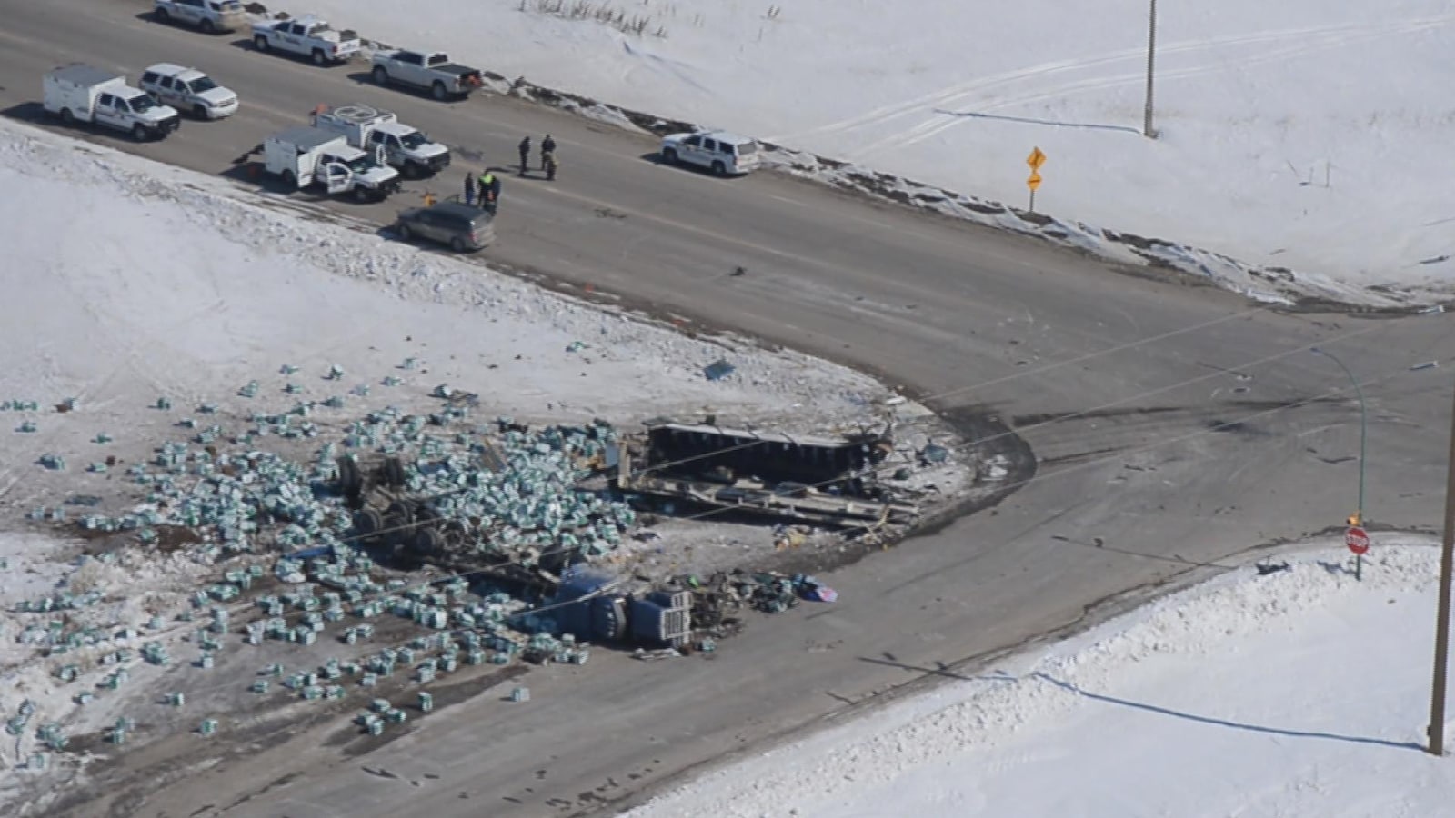 Vue aérienne de la collision entre un semi-remorque et l'autocar de l'équipe de hockey junior des Broncos de Humboldt..