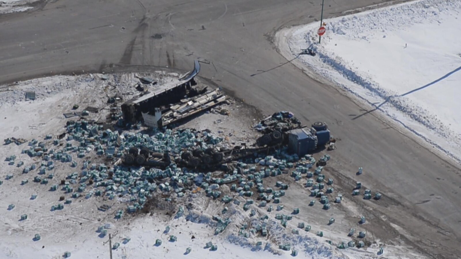 Vue aérienne de la collision entre un semi-remorque et l'autocar de l'équipe de hockey junior des Broncos de Humboldt qui est survenue au sud de Nipawin, en Saskatchewan.